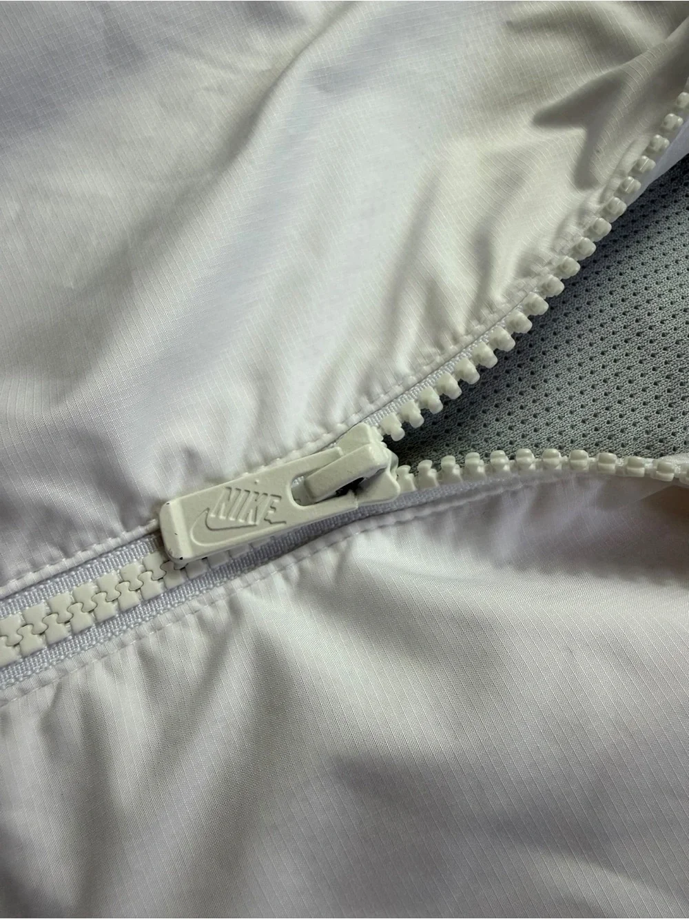 Nike Kids Medium white, gray & black Hooded Full-Zip Windbreaker Jacket